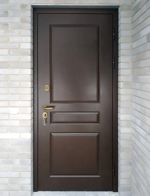 Дверь коричневого цвета