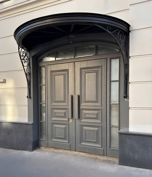 Двустворчатая парадная дверь