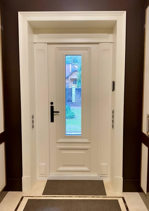 Уличная дверь с узким окном