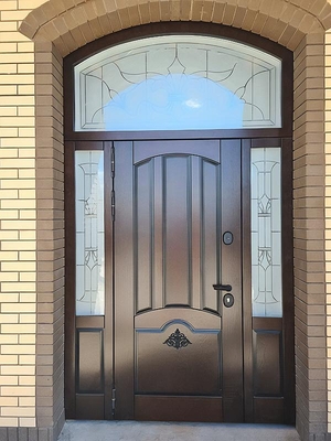 Высокая дверь с витражом Высокая дверь с витражом
